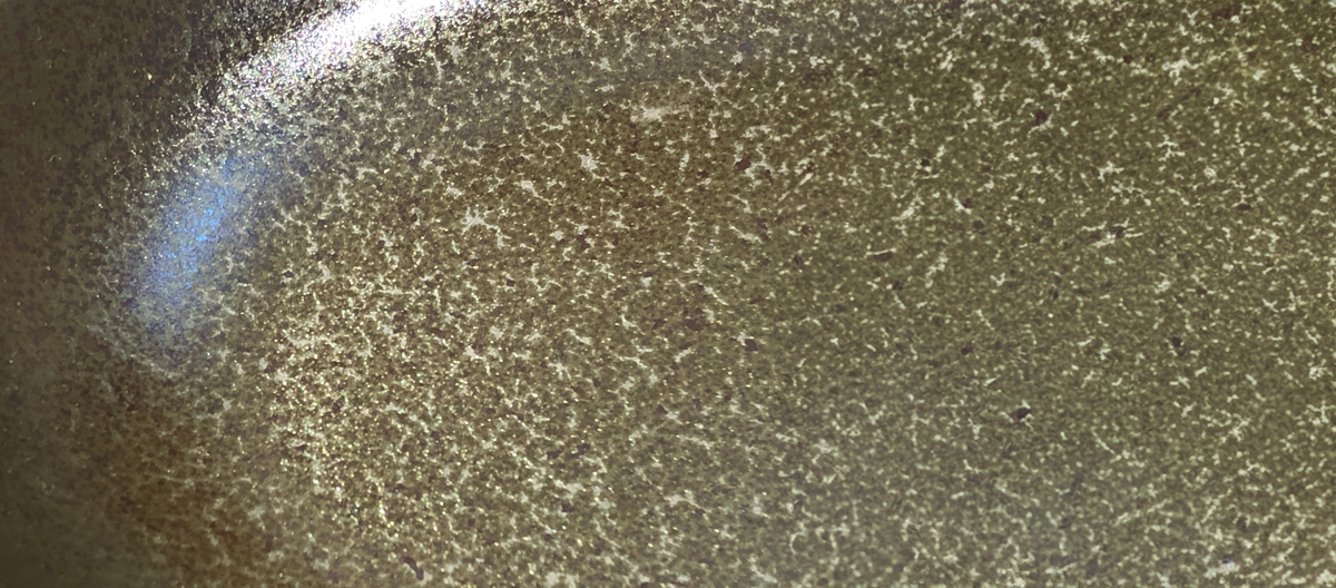 窯変黒のカレー皿。玉虫色のような不思議な色合い。